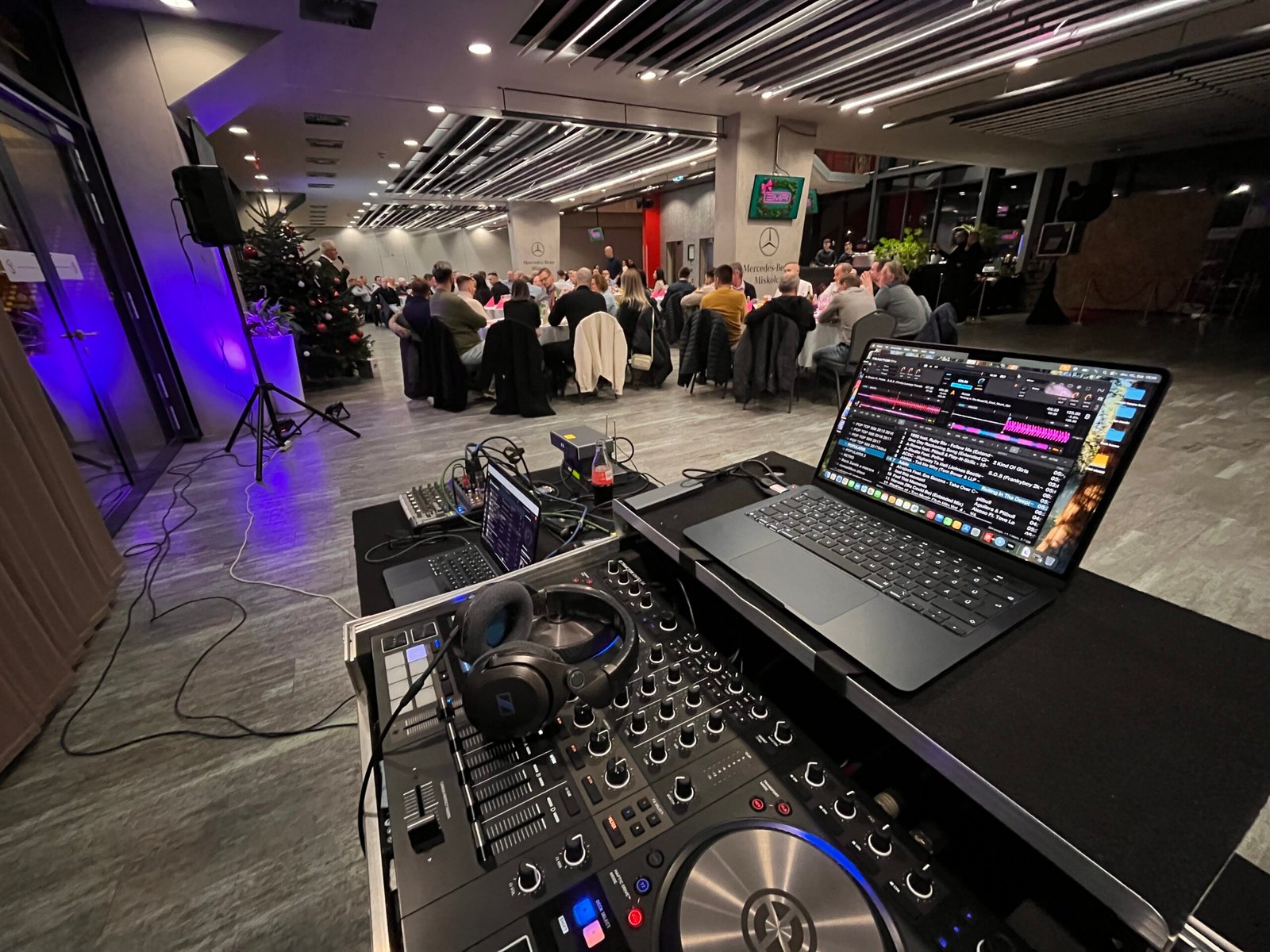DJ Miskolc, DJ Miskolc környéke, esküvői DJ, rendezvény DJ, party DJ, születésnapi DJ, céges rendezvény DJ, profi DJ, DJ szolgáltatás Miskolc, buli DJ