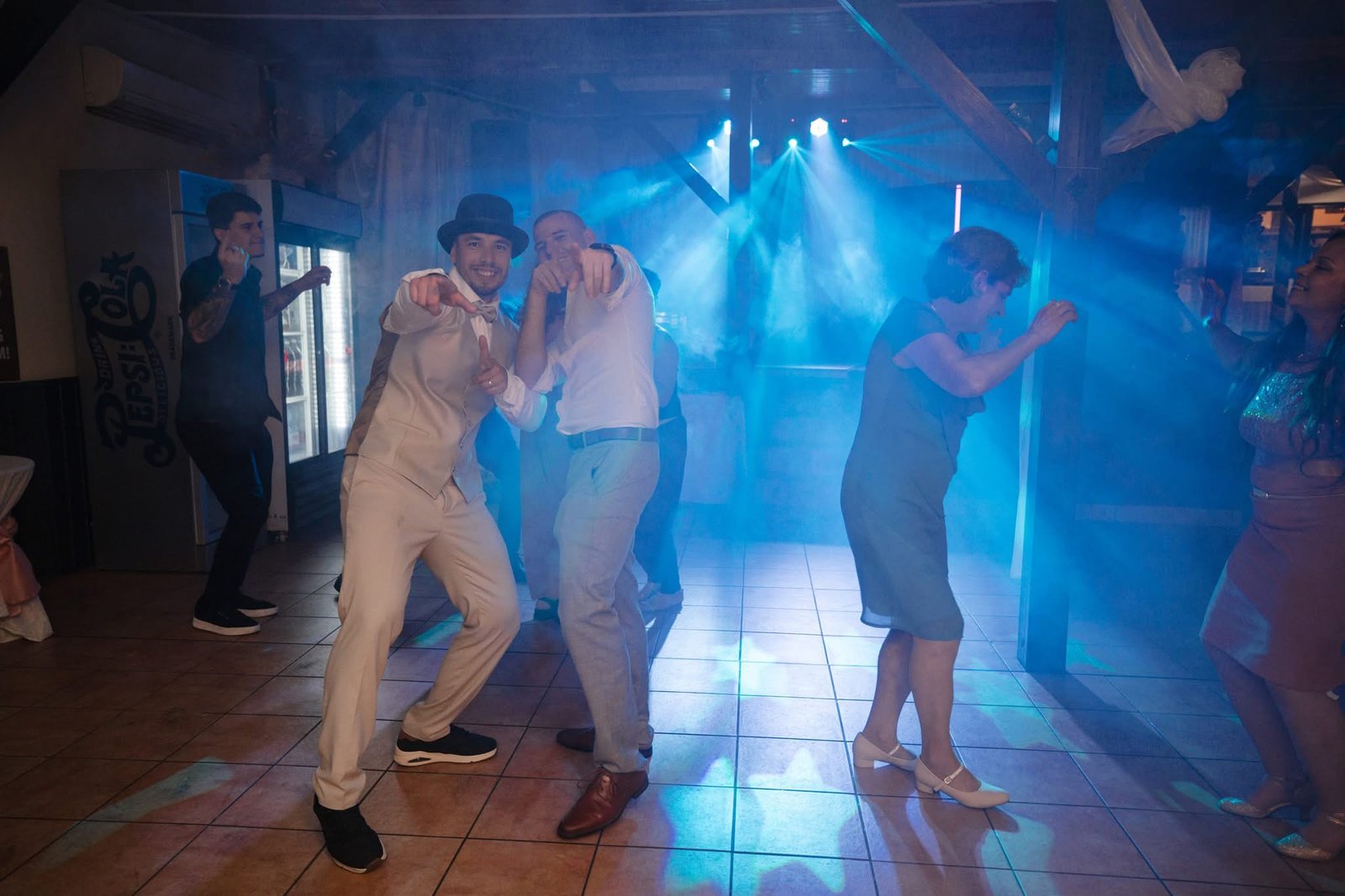Nyítótánc, Szárazjég, Felhőtánc, Szikragép, dj, Miskolc, zene, 
DJ Miskolc, esküvői DJ, rendezvény DJ, party DJ, születésnapi DJ, céges rendezvény DJ, DJ szolgáltatás, zenész Miskolc.